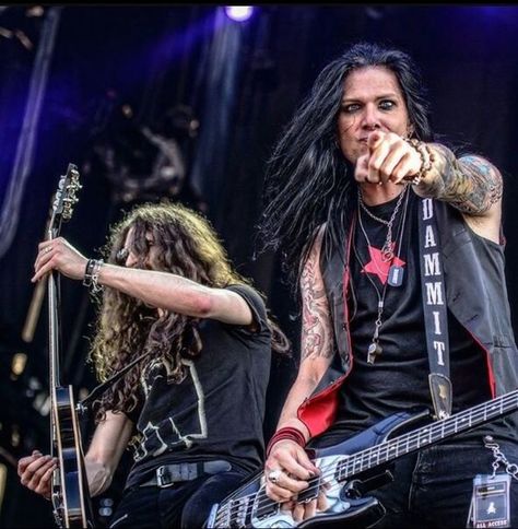 ovrit's tweet photo. enjoy your Rocking Sunday afternoon! boys of summer are here to help ๐ธ๐ถ๐ฅ๐ฅโค๏ธ~much โค๏ธโ๏ธ๐ค photo credits appear in pics @slashmexicofan1 @EmaEmaRock @SmkcSquad #takenamesaskquestionslater #kickassband #Guitarlegend #bassguitaroyeah #Beatfrombackcowbell #vocalsunreal https://t.co/fhLT2BGkL0