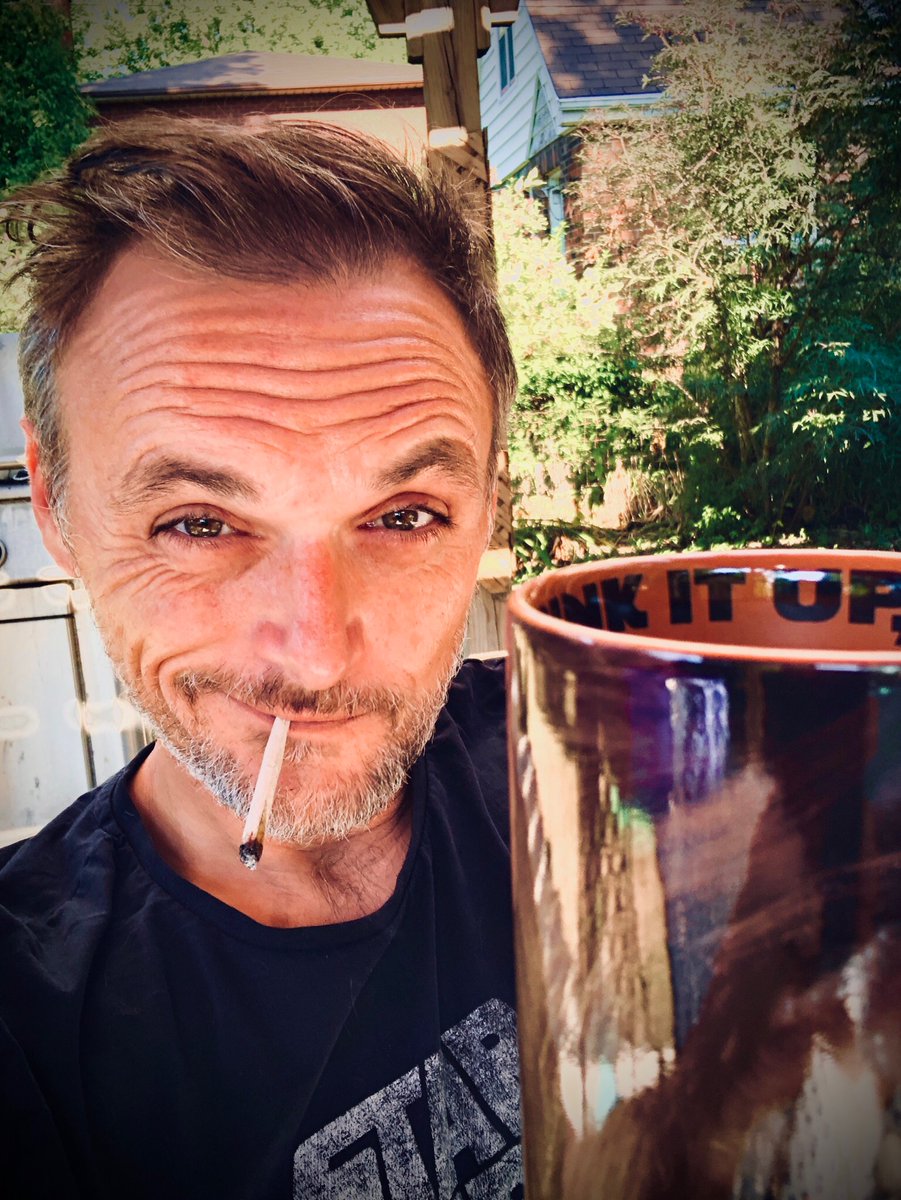 The_Jedi_Ras's tweet image. Cheers, kids! Hope all you beautiful babies are having a wonderful wake ‘n bake! 
#cuppatea #wakeandbake #dayofrest #easylikesundaymorning