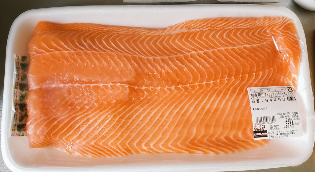 Hiyuri コストコで買ったサーモンを切り分けたんだけど 長い骨が一本入ってた けっこう切り分けた後に気が付いたから３切れしか特定できず 子供にあげる時にはしっかり確認してあげなきゃ コストコ Costco アトランティックサーモンフィレ
