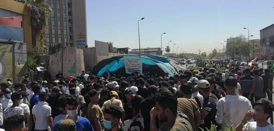 اني احد طلاب السادس موضد التراكمي ولاضد التاجيل بس افعال البعض تجبرك ان تتكلم بصدق كما ترون بالصوره ادنا خروج الكثير من المتضاهرين من فئة الطلاب احتجاجاً ضد الامتحانات بسبب مرض كورونا ولكن في الصوره لانرى اي التزام بالكفوف والكمامه والتباعد  لو هاي وحد مو
#يالكاظمي_وكفتك_للتراكمي