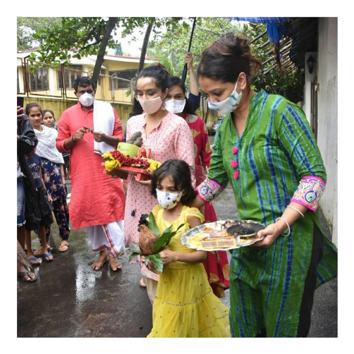 here4shraddha's tweet photo. Reposted from @asianetnewsable Padmini Kolhapure, Shivani Kolhapure, Tejaswini Kolhapure and @shraddhakapoor clicked during #GanpatiVisarjan.
#ganeshchaturthi #ganpati #mumbai #bollywood #shraddhakapoor #kolhapure - #Hereforshraddha https://t.co/dMyxOAR5wr
