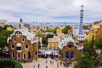 hi_octa's tweet photo. This enchanting park Güell was designed by Antoni Gaudi. Like a scene from Dr Seuss, there are bell-topped buildings, oversized lizard sculptures and wiggly walls.👀✨#visitspain #spain #barcelona #visitbarcelona #travel #parkguell https://t.co/Wzwd2FrGS3