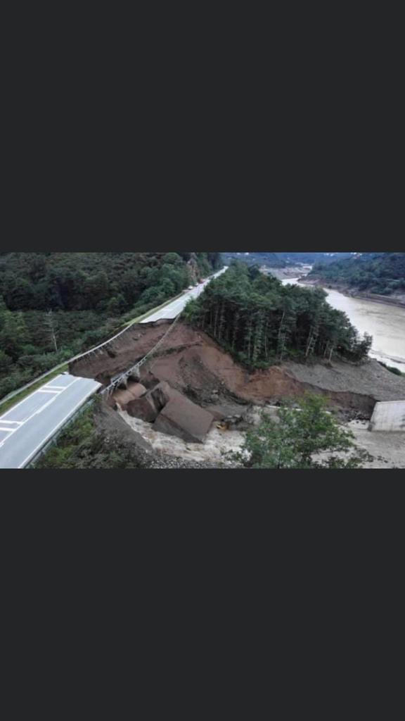 yucelyenilmez's tweet photo. Giresun’da yaşanan sel felaketi doğaya rağmen yapılanların sonucudur. Hayatını kaybedenlere Allah’tan rahmet diliyorum. Zarar gören dört eczanemizin yaralarını hızla sarmak için Giresun Eczacı Odamızla ve meslektaşlarımızla dayanışma içinde olacağız. https://t.co/gnUH1RNQeX