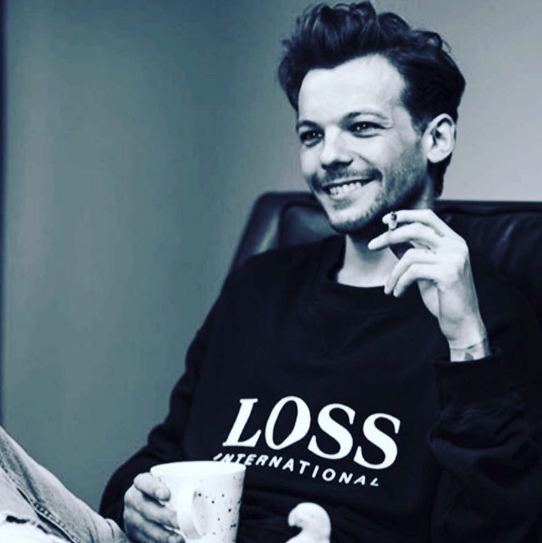 louis’ team is not promoting him at all and it’s disgusting. syco just wants to get at him one more time. long story short STREAM WALLS!! look through this thread of cute pictures of louis while you STREAM WALLS!!