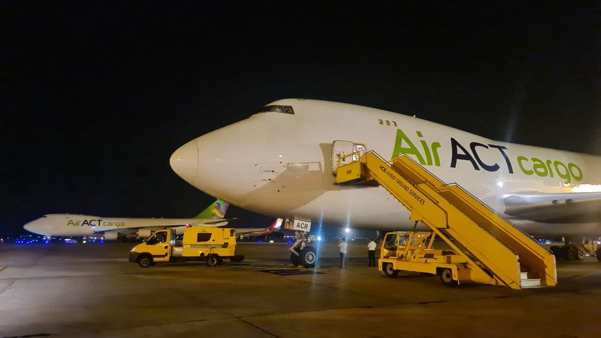 AiractC's tweet image. Yan yana / Side by side. #TCACR #TCACM at HAN. (Hanoi / Vietnam) #AirACT