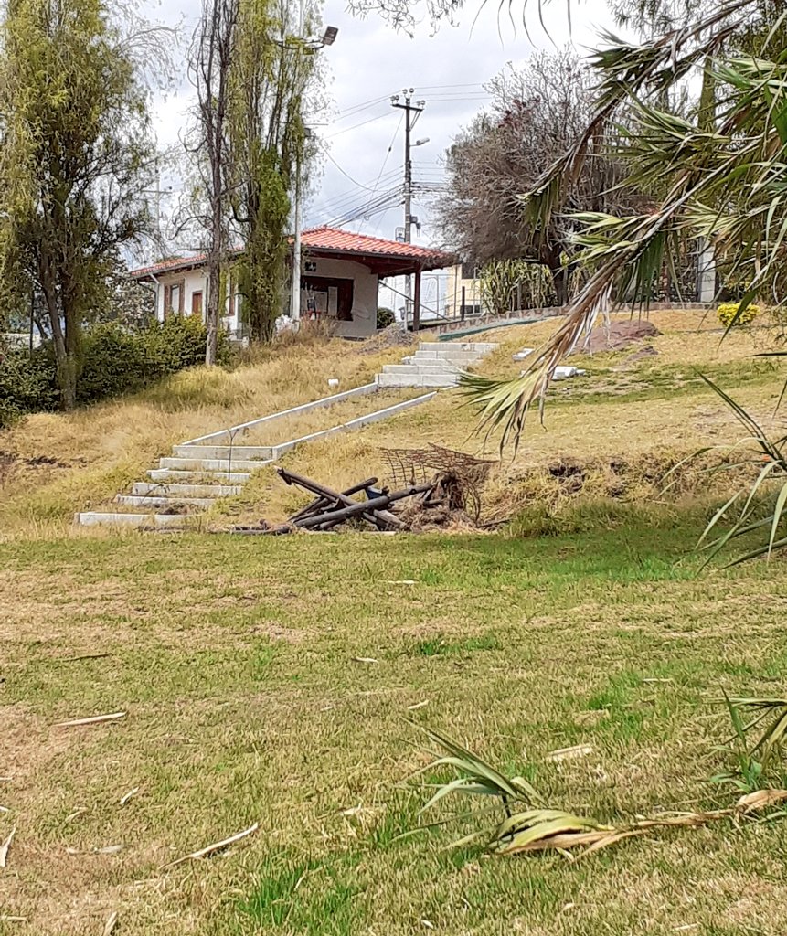 Mege7373's tweet photo. El estado del parque #LaMoya, en #Conocoto, se encuentra descuidado, sin ningún tipo de mantenimiento. 

¿Qué pasó @LoroHomero y @ObrasQuito?

#FelizDomingo 
#Pilas https://t.co/ADTTZGKd3U
