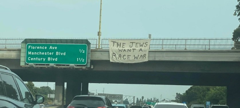 ADLCalifornia's tweet image. We&apos;re aware of the #antisemitic banner drops from over the weekend on the 405 Fwy. We&apos;ve been working closely with law enforcement to identify the perpetrators. We want to thank community members for contacting us &amp;amp; continue to encourage reporting. Los Angeles is #NoPlaceforHate.
