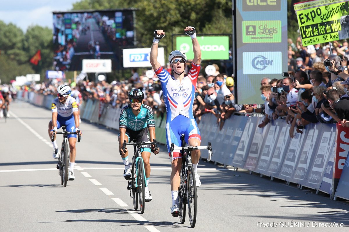 #GrandChamp2020 | Quel final ! <a href="/ArnaudDemare/">Arnaud Demare</a> s'impose devant <a href="/bryancoquard/">Le Coq 🐔</a> et <a href="/alafpolak1/">Julian Alaphilippe Officiel</a> pour remporter son 3e titre de Champion de France 🇨🇵

📷 <a href="/directvelo/">DirectVelo</a>