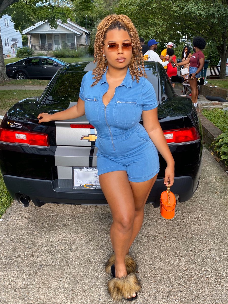 wheresmymelanin's tweet photo. Shorty a g but her vibe real pretty🧡 https://t.co/XZQiQZXQ62