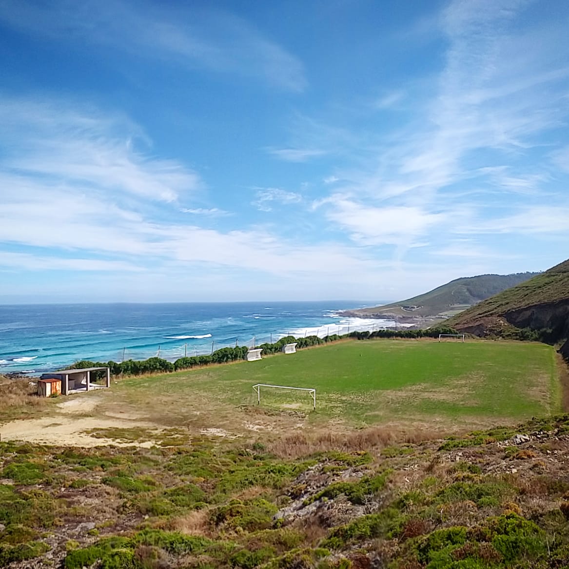 silcerino's tweet photo. #Baldaio | ¿Cuantos campos de fútbol conocéis con semejantes vistas chulas del mar? 😅

#CampoDeFútbolDaArnela
#Carballo
#Galicia https://t.co/Ash3w3ULNn