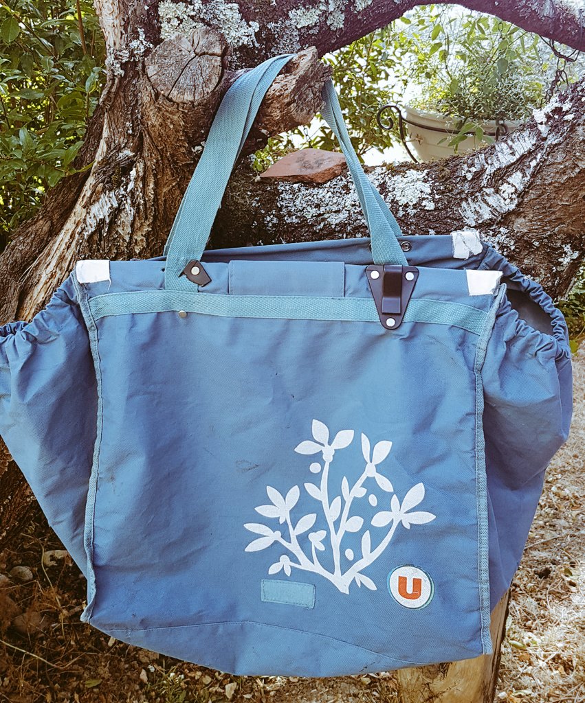 En 2007 à l'ouverture du #SuperU à @Belberaud nous avons reçu ce cabas en toile comme kdo de bienvenue 👍. Aujourd'hui je me résigne à le jeter ; il est usé jusqu'à la corde !
@ULesCommercants en 13 ans à raison d'1 passage en caisse tous les 10j combien ai je économisé de C02 ?