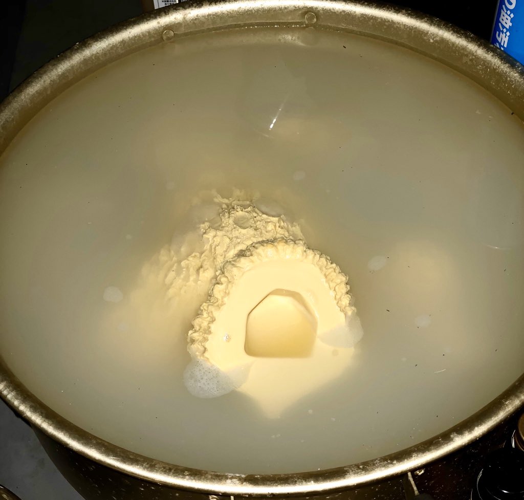 Pasin ひとしきり煮込んでから油職人ぶっ掛けて漬け込んでるんだが 水が白く濁るのはなんなんですかね 40センチミレゴジ