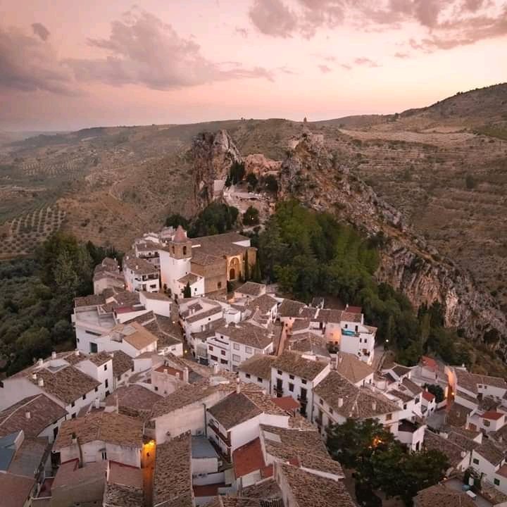 SCastril_Parque's tweet photo. Hay pueblos con encanto y encantos de Pueblos.
*Uno de ellos es Castril (Granada)
#Castillo #turismoespaña #spainturism #turismorural #pueblosdeEspaña #turismointerior #turismoGranada #escapadarural #cerradadecastril #PeñaDeCastril #Castrilturistico
Fuente e imagen:OriolDron https://t.co/04zKtWrhir