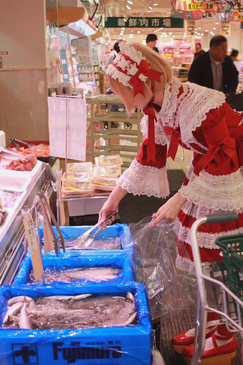 サンマを買っている行動と格好が合わない？しかし、この世界観すき！ｗｗ