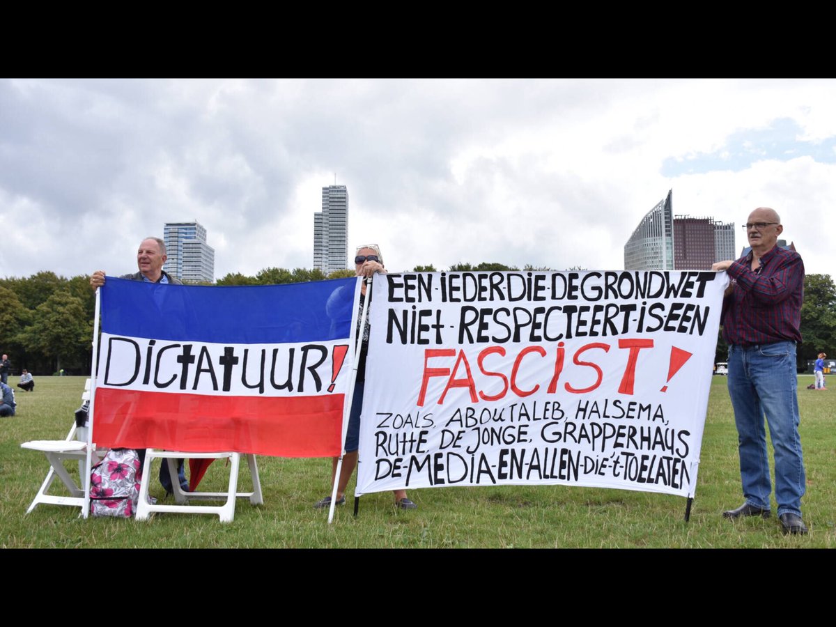 Tevreden tonen ze hun vlaggen, niemand doet ze iets, geen agent in de buurt - de dictatuur had blijkbaar een dagje vrij vandaag