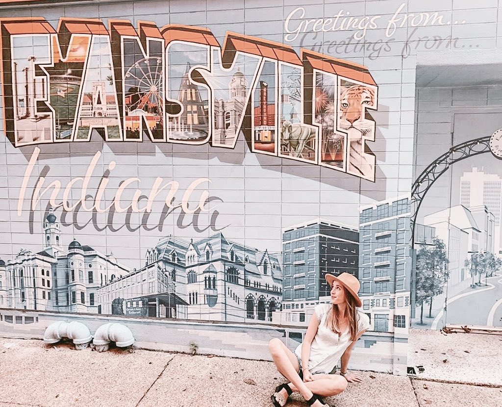 AOIIChiLambda's tweet image. Only T H R E E more days until classes begin! 🤍 Looking forward to seeing all of our sisters back in our favorite place, Evansville! 🌟