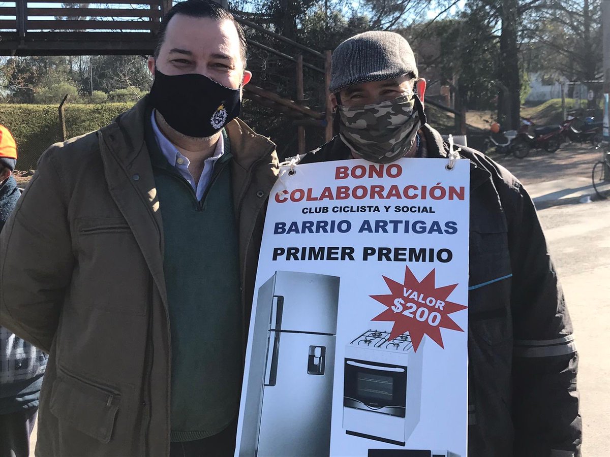 Pablo_Chalar's tweet photo. Jornada de militancia y diálogo con los vecinos en la feria dominical. Se siente cada vez más fuerte #RoloIntendente @rdasilva33 https://t.co/TiWx0ICE9F