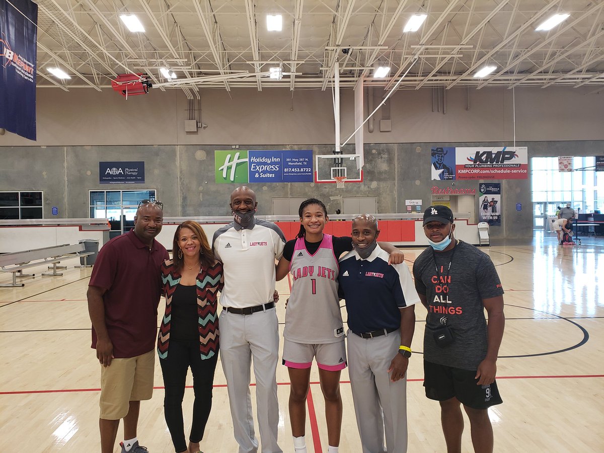 Just wrapped up the final game of a great weekend. Family!❤
#ThePRIMEevent #ladyjets  @jasonterry31 @RegRandle12