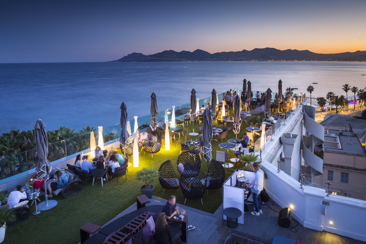 Rooftop du Radisson Blu, Cannes 📍 #rooftop #CotedAzurFrance #discover #bar #insolite #Travel #voyage #decouverte #cannes 
📸: <a href="/Caesa_picsprod/">Caesa Picsproduction</a>