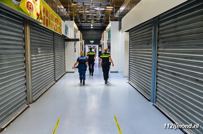 Nu online: Handhaving en Politie ontruimen hallen De Bazaar Beverwijk -..