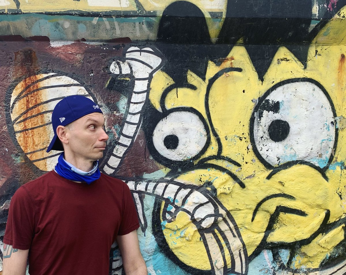 Apparently we’re both surprised to see another giraffe this morning!  🦒🦒 #tallpeopleproblems #sundayhike #oceanbeach #cityart #giraffe #graffitiart #graffiti