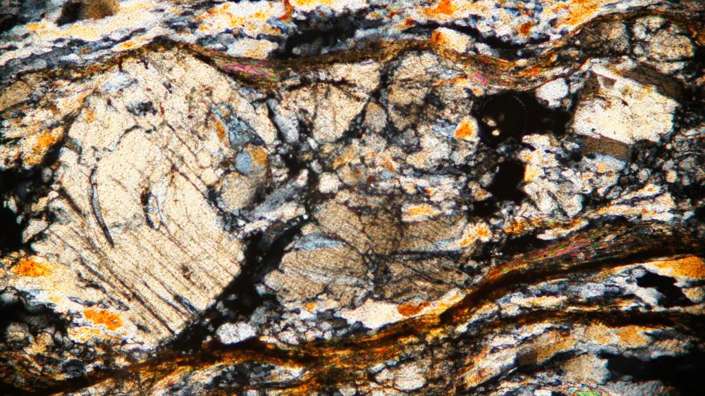 (1/n): so are you interested in  #BlackinGeoscienceweek  @BlkinGeoscience and want to know what some of us do? I love  #structuralgeology: it's the study of the deformation of the surface and subsurface of planetary bodies  https://en.m.wikipedia.org/wiki/Structural_geology