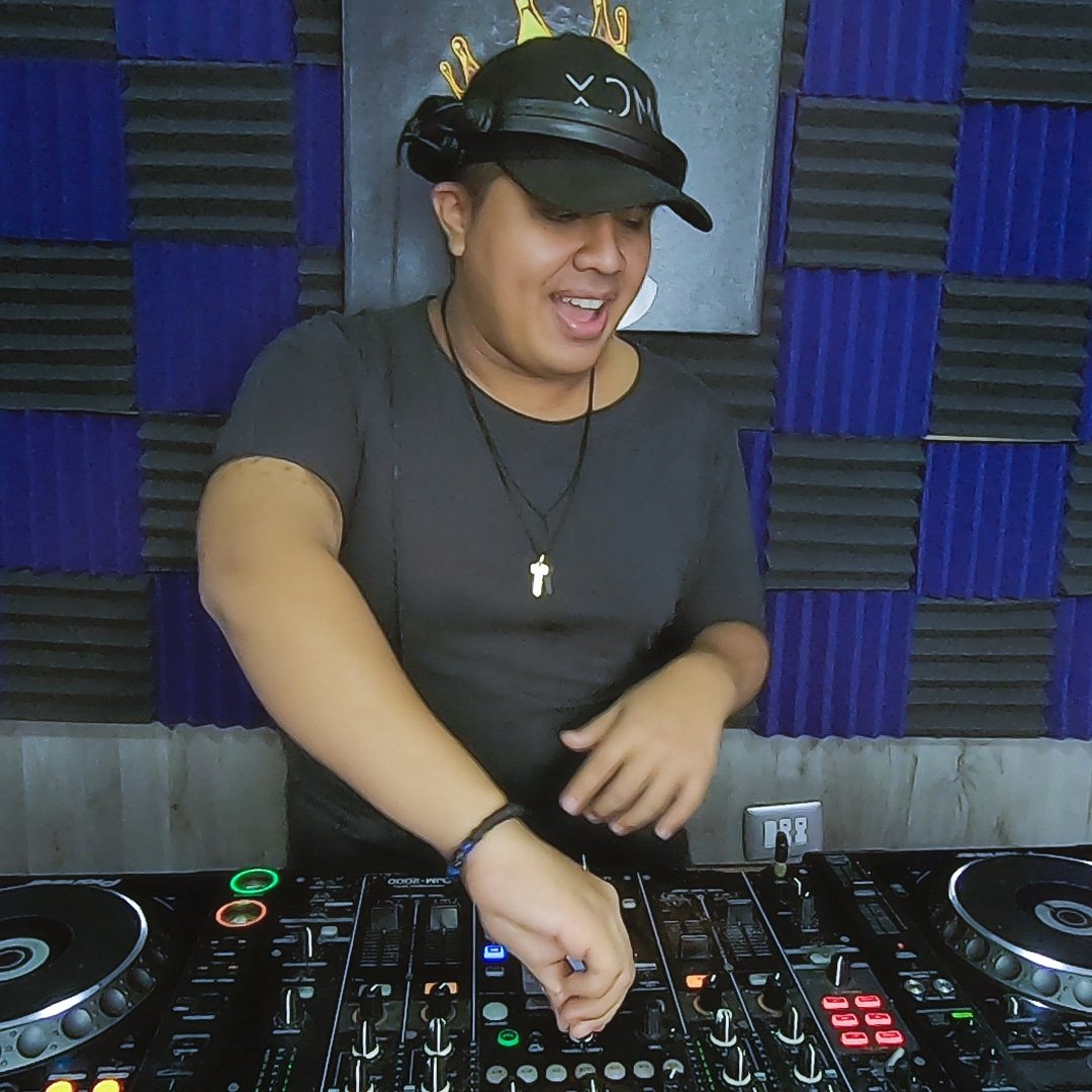 ErickT_MX's tweet photo. Que buen show ayer en @OMFGRGE & Friends. Ya pueden escuchar la repetición en @1001tracklists. #GrooversMX 🇲🇽 🔥 Gracias a todos los que me acompañaron 🙏. https://t.co/6iEoTwRM9Y
