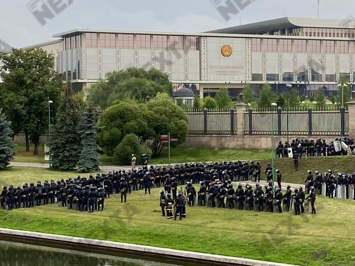 More riot police gathering around Lukashenko's residence as the protesters column is closing in.