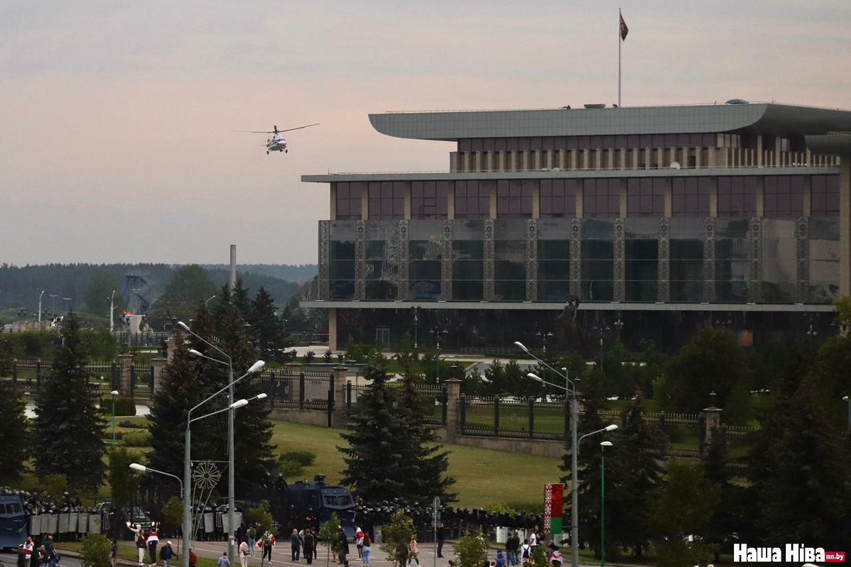 More shots of a presidential Mil Mi-8 arriving at Lukashenko's residence.