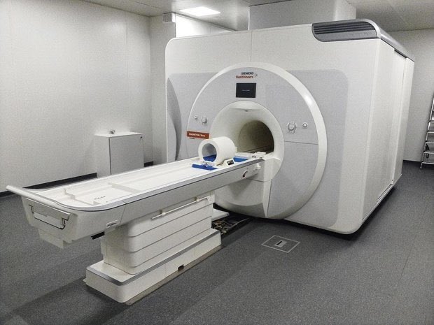 Une IRM pour ceux qui savent pas c’est une énorme machine ou toi tu rentre totalement en sous-vêtements et des lasers de scan la partie du corps.