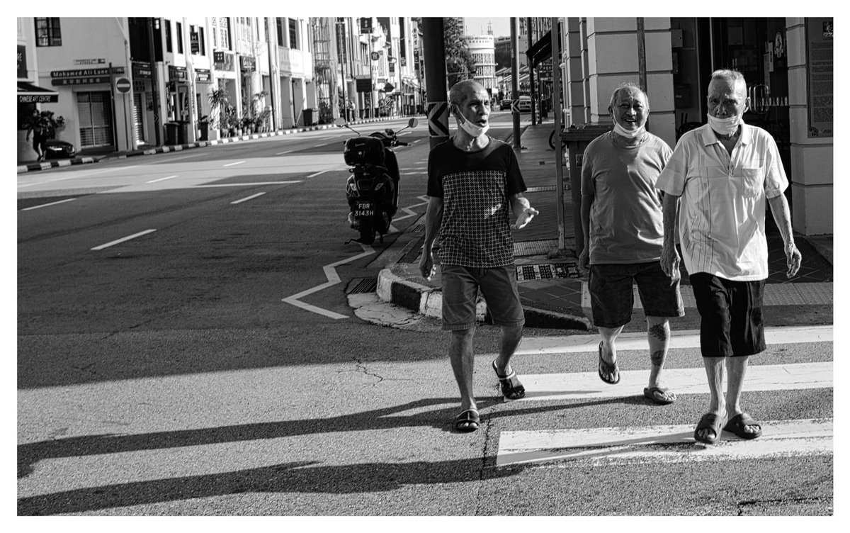#3oldmen #friends #chinatownsingapore #singapore #walking #blackandwhitephotography #acrosfilmsimulation #fujiacros #fujifilm #fujifilm_xseries #fujix100f #streetphotography