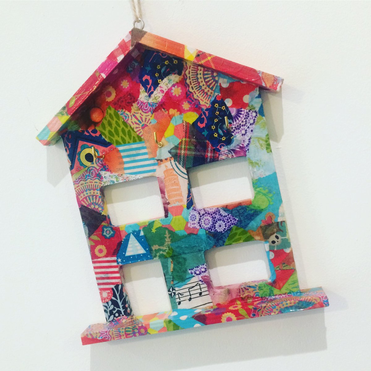 craftsandmakes's tweet image. Decopatched house plaque with keyhooks 🏠 #crafts #keyhook #craft #make #create