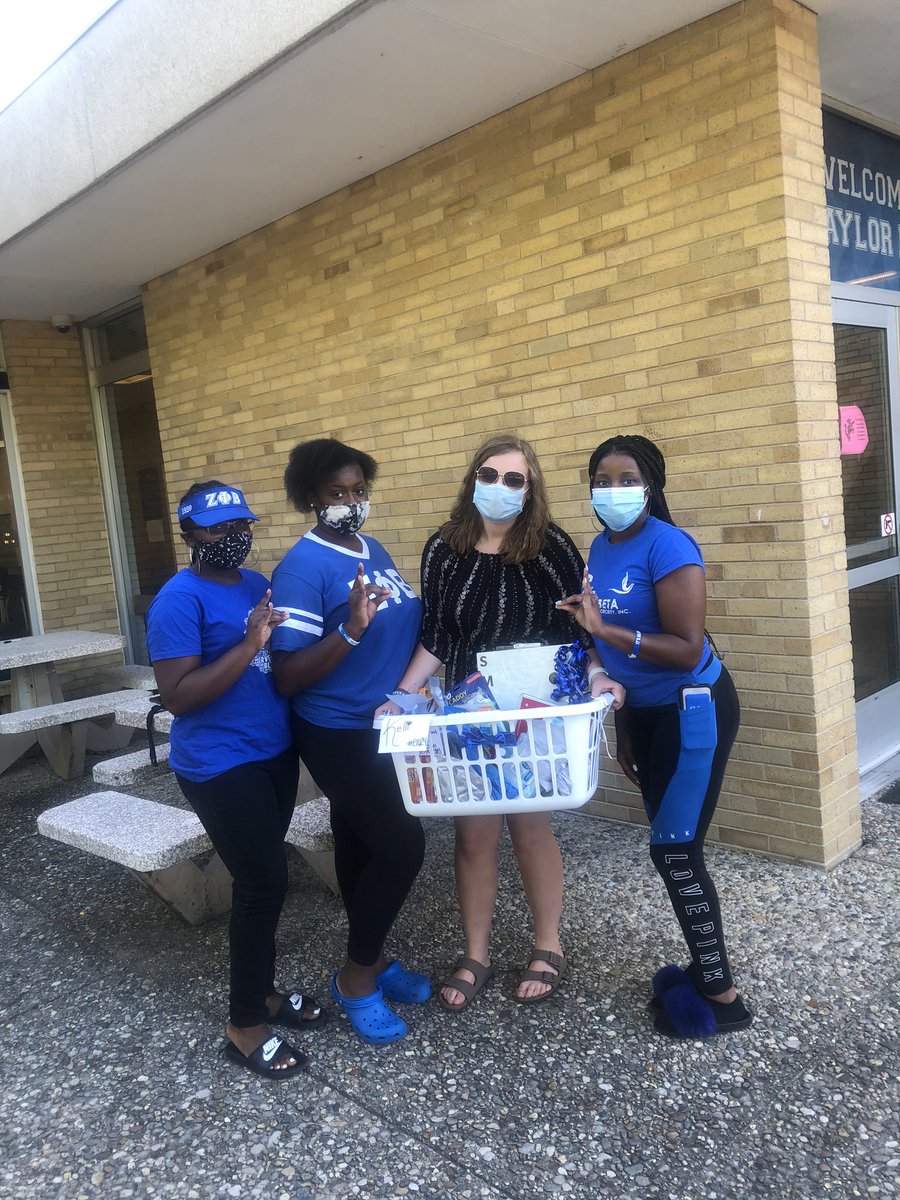 omicrondelta48's tweet photo. On Friday, we gifted our Adopt-A-Freshmen their baskets for the school year💙 and welcomed relatives of OD Sorors with college necessities as well 🤍
#service #glrzetas #adoptafreshman #illinoiszetas https://t.co/TPWzknzprw