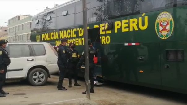 RPPNoticias's tweet photo. Madre de menor intervenido en discoteca de Los Olivos señala que se escapó de casa: "No ha avisado a nadie". https://t.co/DMFirVsn6P https://t.co/BYSsHoQCJx