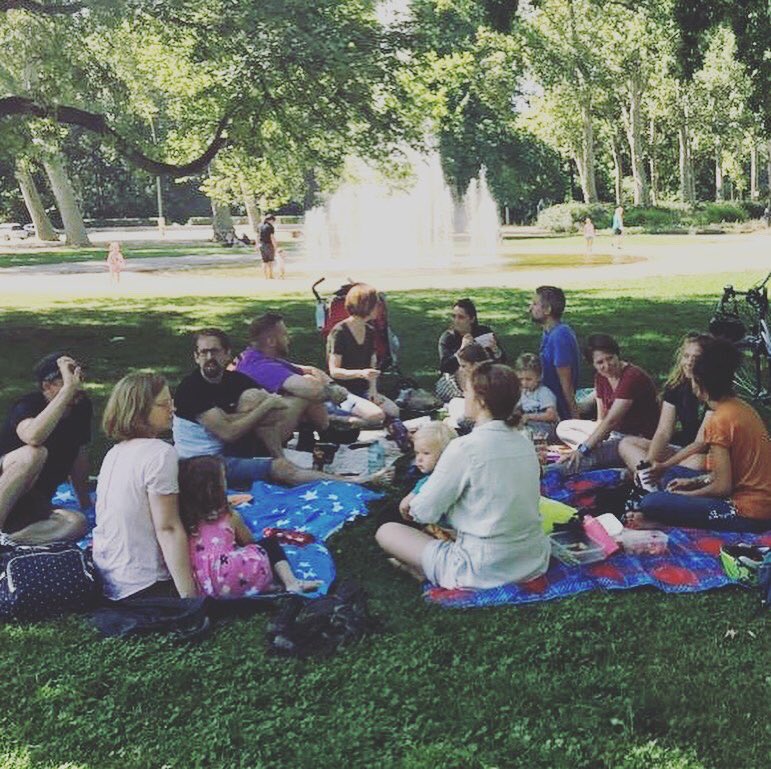 WelcomeChurchDE's tweet photo. In diesem Sommer haben wir in der Wochenmitte ausgezeichnete Gottesdienste auf Zoom und am Wochenende lustige Familienpicknicks genossen. Wir haben auch unsere erste Welcome church Berlin Taufe gefeiert! 🙌🏼🎉💦🥪🌤#churchplanting #NewGround #WelcomeChurchBerlin #Baptisms https://t.co/H526RpHRLp