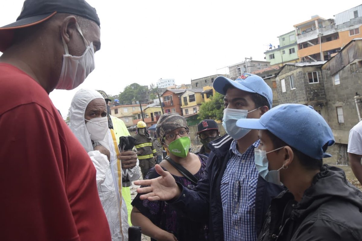 caasdrd's tweet photo. Nuestro director ingeniero Felipe Suberví @fellitosubervi realiza recorrido con el equipo de trabajo en el sector La Yuca de Los Ríos, lugar donde ocurrió un derrumbe, debido a las fuertes lluvias ocasionadas tras el paso de la tormenta Laura por el país.

#llegandoytrabajando https://t.co/KRS7BHVPib