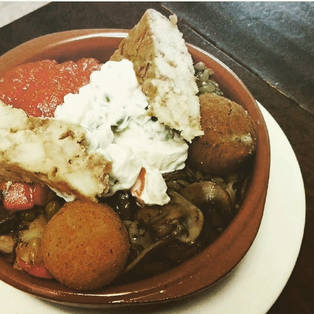En Mallorca existe un plato típico para las Meriendas a media mañana.... Si, si. Has leído bien. A media mañana nos comemos el "variat".
Aquí su versión vegana: tortilla, albóndigas, Ensaladilla, frito, croquetas, seitan encebollado y "No lomo con champiñones"