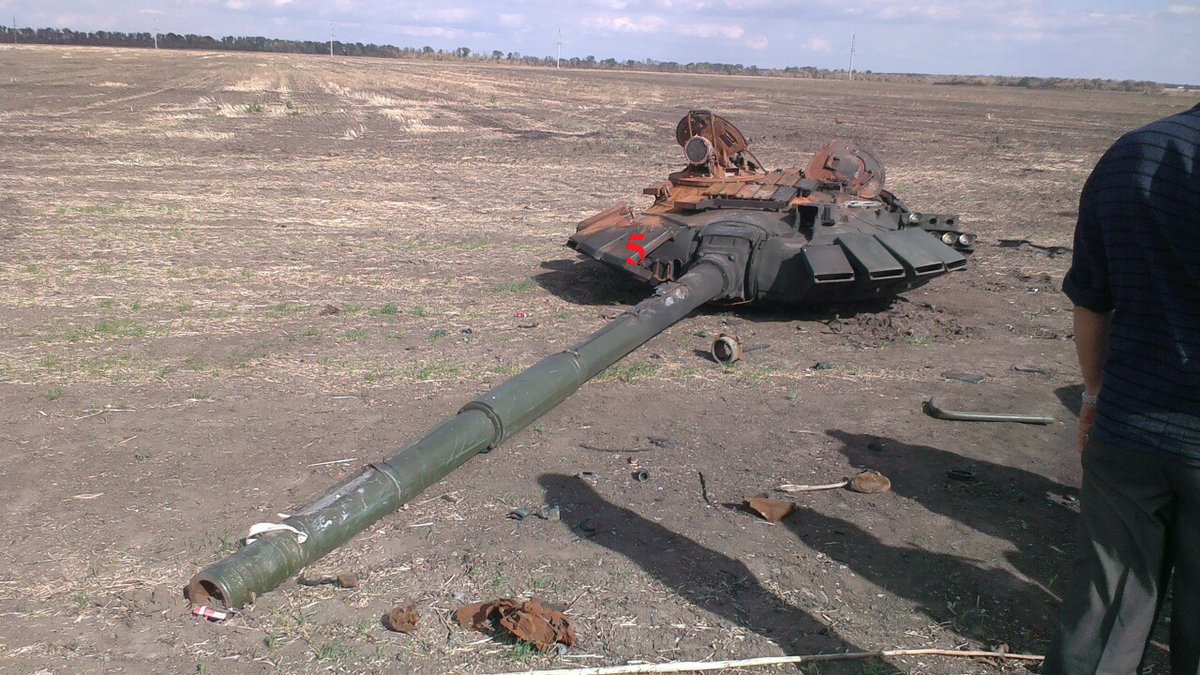 Разрыв танков. Подбитый т-72б3. Танк т-72 на Донбассе. Т-72б3 ВСУ. Т72б3 украинская армия.