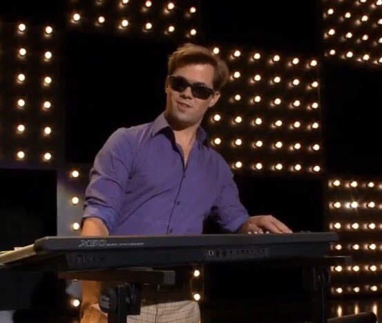 Happy bday andrew rannells i love u 