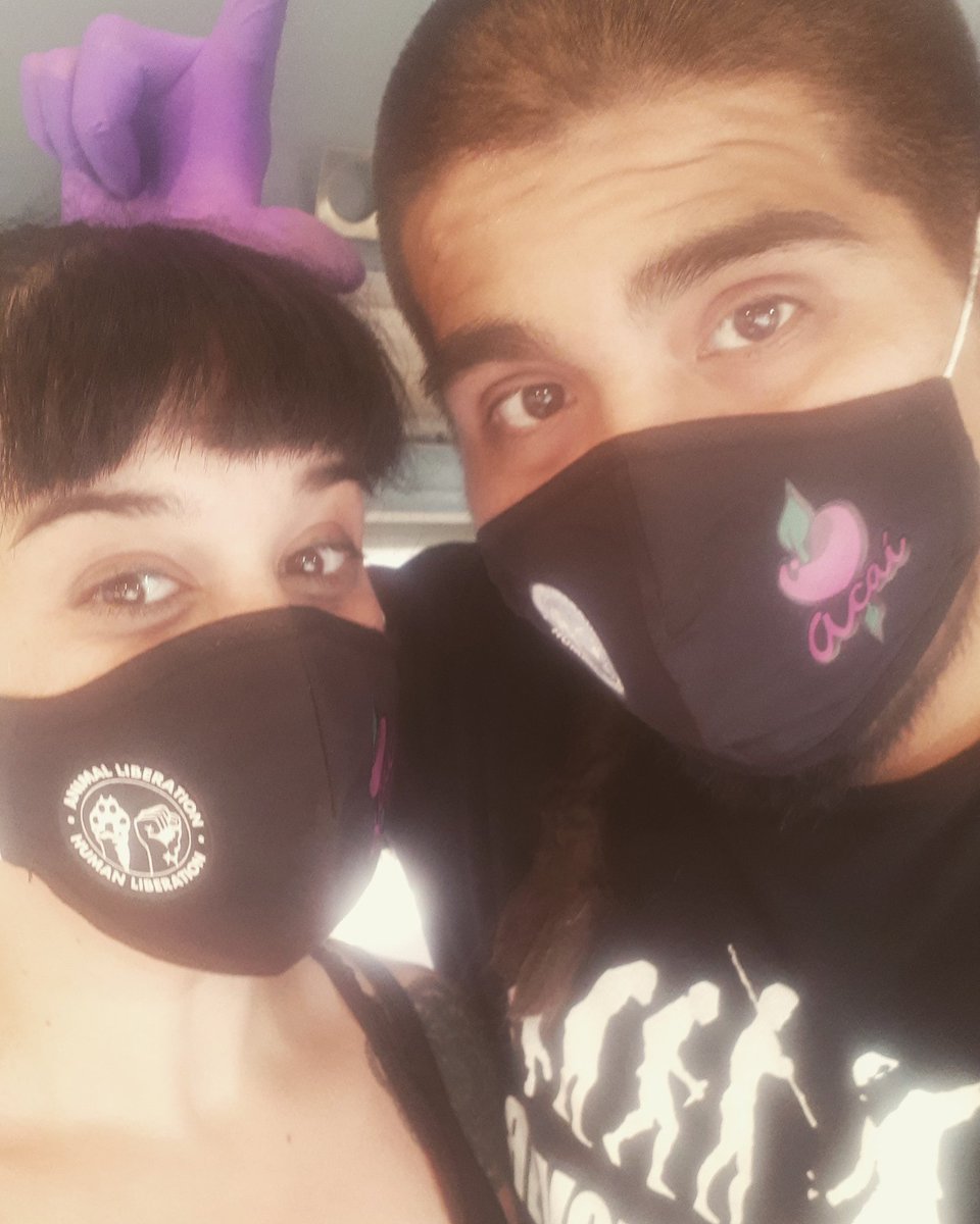 Así de guapos andamos con nuestras mascarillas para el covid. 
Con mensaje antiespecista siempre!
#Vegancouple