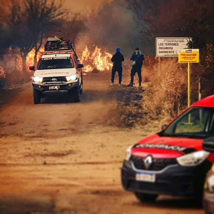 Eleisegui's tweet image. El ecocidio en Córdoba, ahora mismo. Me acercan más imágenes del desastre de los incendios en zona de Copacabana, departamento de Ischilin. Las llamas aniquilan todo muy cerca de la Quebrada de la Luna, ahí nomás de Capilla del Monte. Desmonte para el agronegocio, causa de fondo.