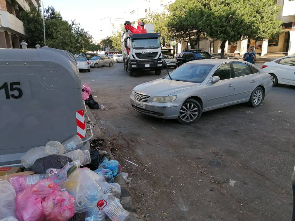 نكرر....السادة المواطنين الرجاء منكم عدم ركن سياراتكم بجانب حاويات القمامة مما تشكله عائق في عملية تجميع القمامة .