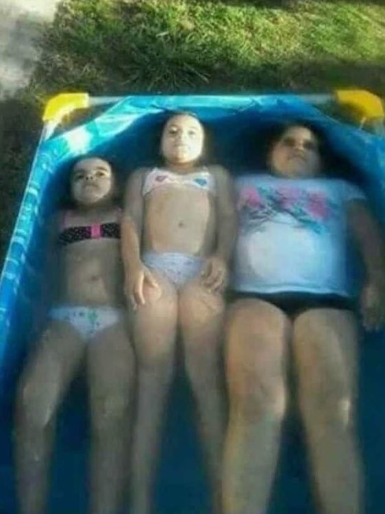 mi amigas y yo durmiendo todas en mi cama de una plaza
