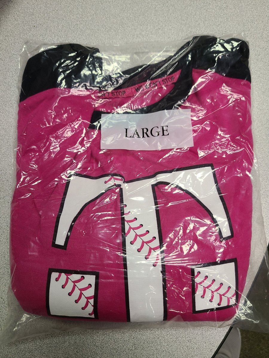 Gonna do a giveaway.  All you have to do to enter is like this post and retweet to enter.  Got a brand new TMO baseball shirt up for grabs.  Size is Large, if it doesn't fit you, someone you know will love it!  Will draw a winner at random on Wednesday the 26th!