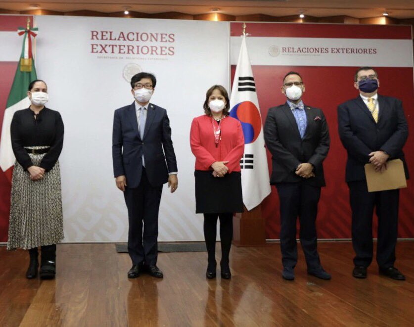 glygo47's tweet photo. La SRE recibe apoyo destinado al sector salud para enfrentar la pandemia de COVID19 por parte del Gobierno de la República de Corea. https://t.co/FUKez3dlBF @SRE_mx @m_ebrard @ISSSTE_mx @LuisAntoRamirez @lopezobrador_ #Oaxaca #RepublicaDeCorea https://t.co/3WsizGJUHO