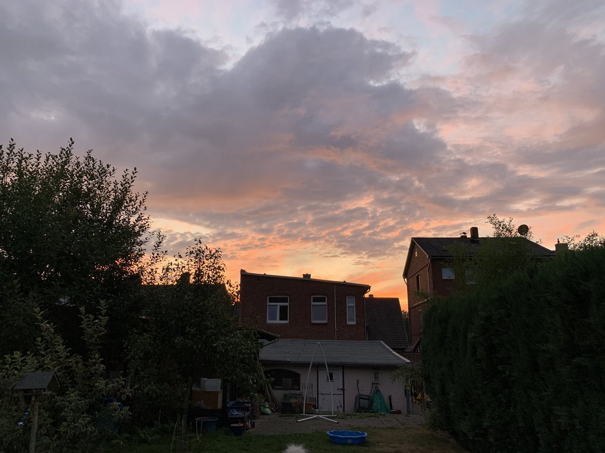 backstagepoetry's tweet photo. ignoriert diesen thread ich brauche nur einen platz um referenzen für meine wolken zeichnungen zwischen zu speichern https://t.co/P4cZO6C9qp