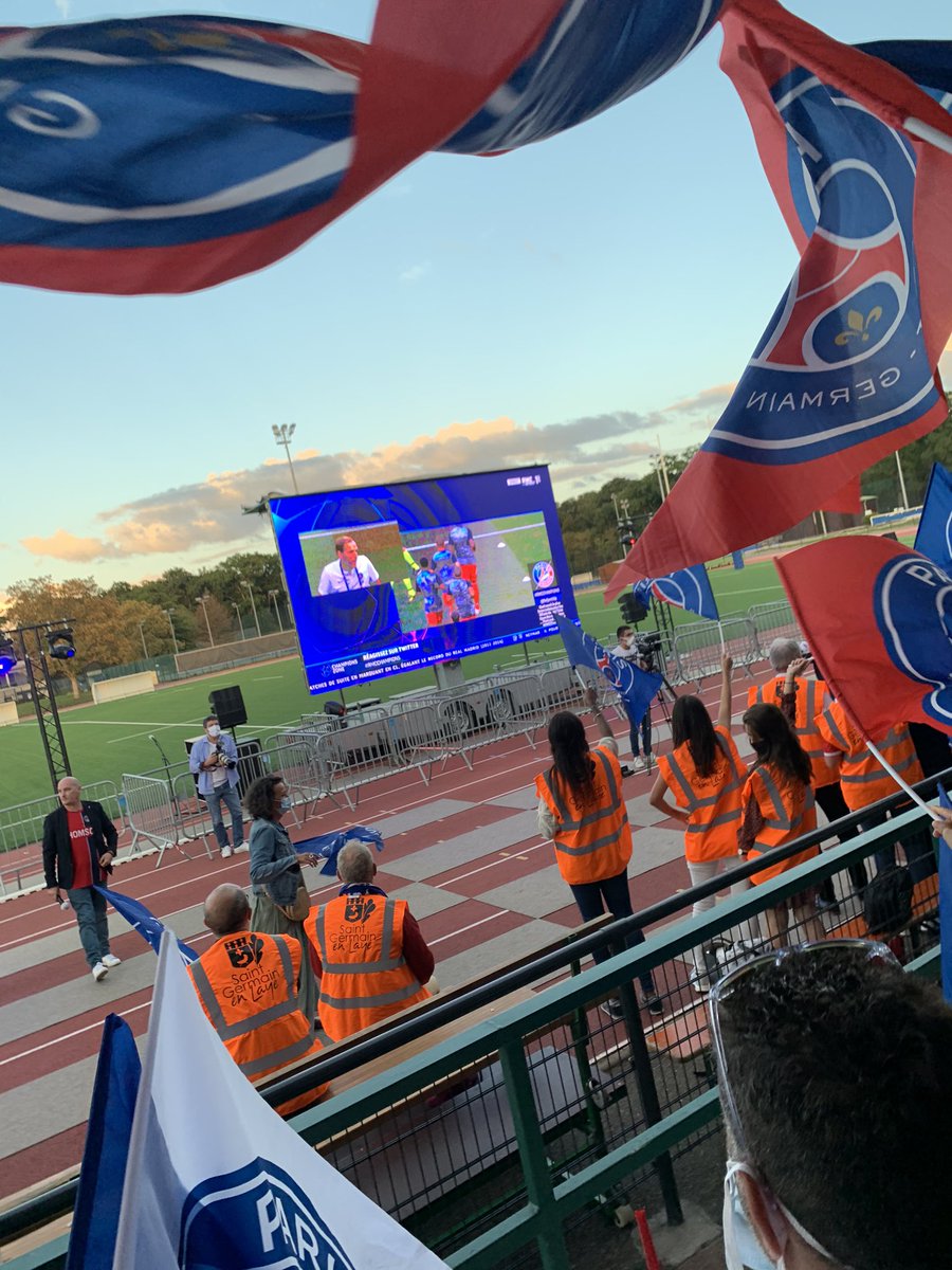 MathBolt's tweet photo. A quelques minutes du match #PSGBayern en direct du camp des loges @PSG_inside https://t.co/LxqQ2VAmOE