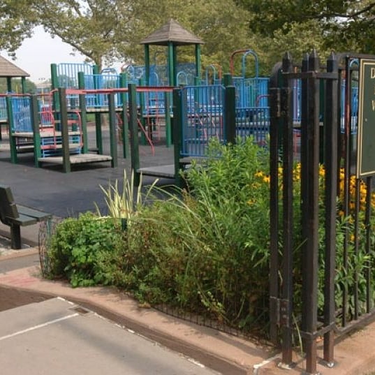 jasonmylesclark's tweet photo. This year, over 1,700 seasonal maintenance and operations jobs were lost leaving our parks and playgrounds dirty and dangerous. Special thanks to @IDaneekMiller for organizing a community clean-up at Det. Keith L. Williams Park.
#SEQ #Queens #IamASolution #CommunityMatters https://t.co/4tnvFVcY08