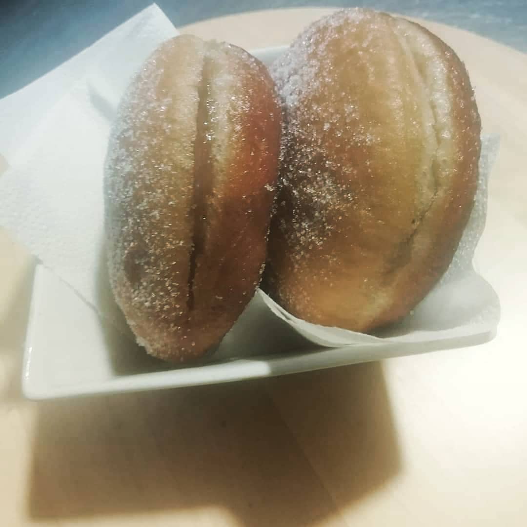 Mi pareja (la otra parte de açai) es argentino. 
Por eso siempre experimentamos con platos típicos argentos. 
Bola de fraile con dulce de leche. 
Todo casero....  
Para el dulce de leche necesitas armarte de paciencia.... pero vale la pena.