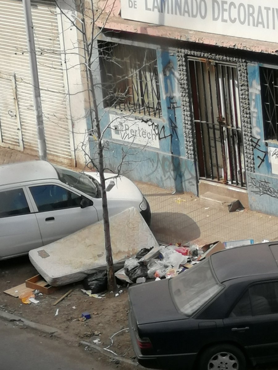 GuatonTatuado's tweet photo. @Muni_Stgo @CPNovaC Estimados, a la altura del 1014 de San Ignacio de Loyola, pasa lo mismo. Es un asco tanta basura. Yo he visto gente de un cité del 1018 que han sacado colchones, cocinas, lavadoras y hasta refrigeradores. Favor colocar letrero que prohíba botar basura y existan multas. Gracias https://t.co/sIc5NJeHwE